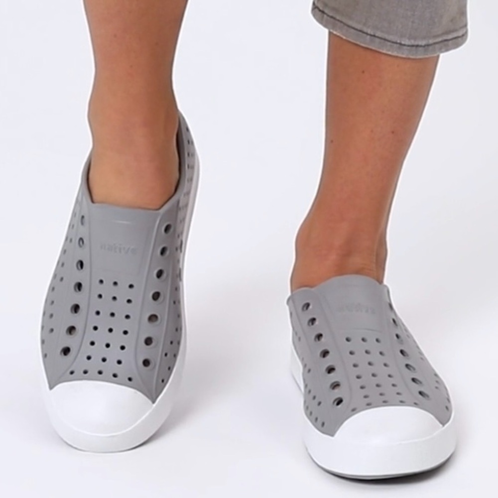 Native Jefferson Sneaker in Pigeon Gray/ Shell White Size 7